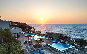 Cavos Bay Hotel & Studios